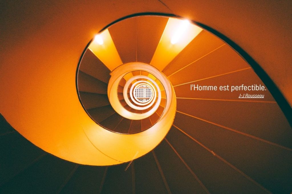 escalier en spirale symbolisant la progression intellectuelle et la perfectibilité humaine selon Rousseau dans la tradition des Lumières et du Rite Français Moderne